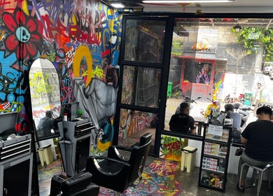 Interior Barberhop di Daerah Khusus Ibukota Jakarta dengan seni grafiti yang hidup dan kontemporer.
