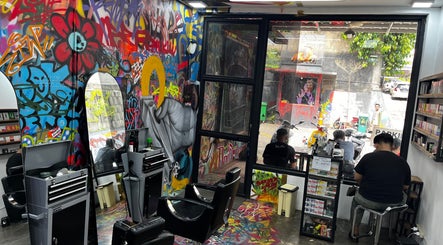 Interior Barberhop di Daerah Khusus Ibukota Jakarta dengan seni grafiti yang hidup dan kontemporer.