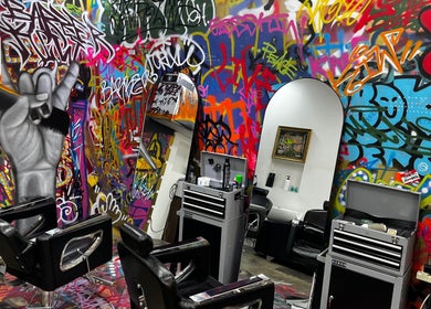 Interior Barberhop dengan mural grafiti di Daerah Khusus Ibukota Jakarta, Daerah Khusus Ibukota Jakarta, ID.