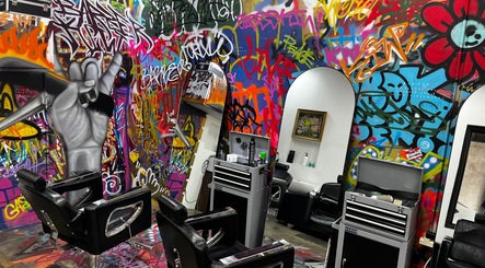 Interior Barberhop dengan mural grafiti di Daerah Khusus Ibukota Jakarta, Daerah Khusus Ibukota Jakarta, ID.
