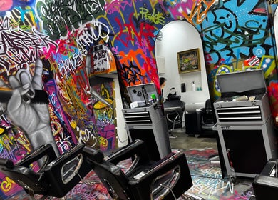 Interior Barberhop di Daerah Khusus Ibukota Jakarta dengan dinding grafiti penuh warna.
