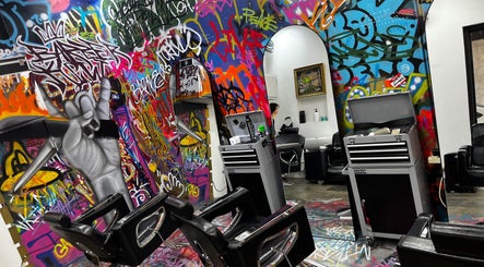 Interior Barberhop di Daerah Khusus Ibukota Jakarta dengan dinding grafiti penuh warna.