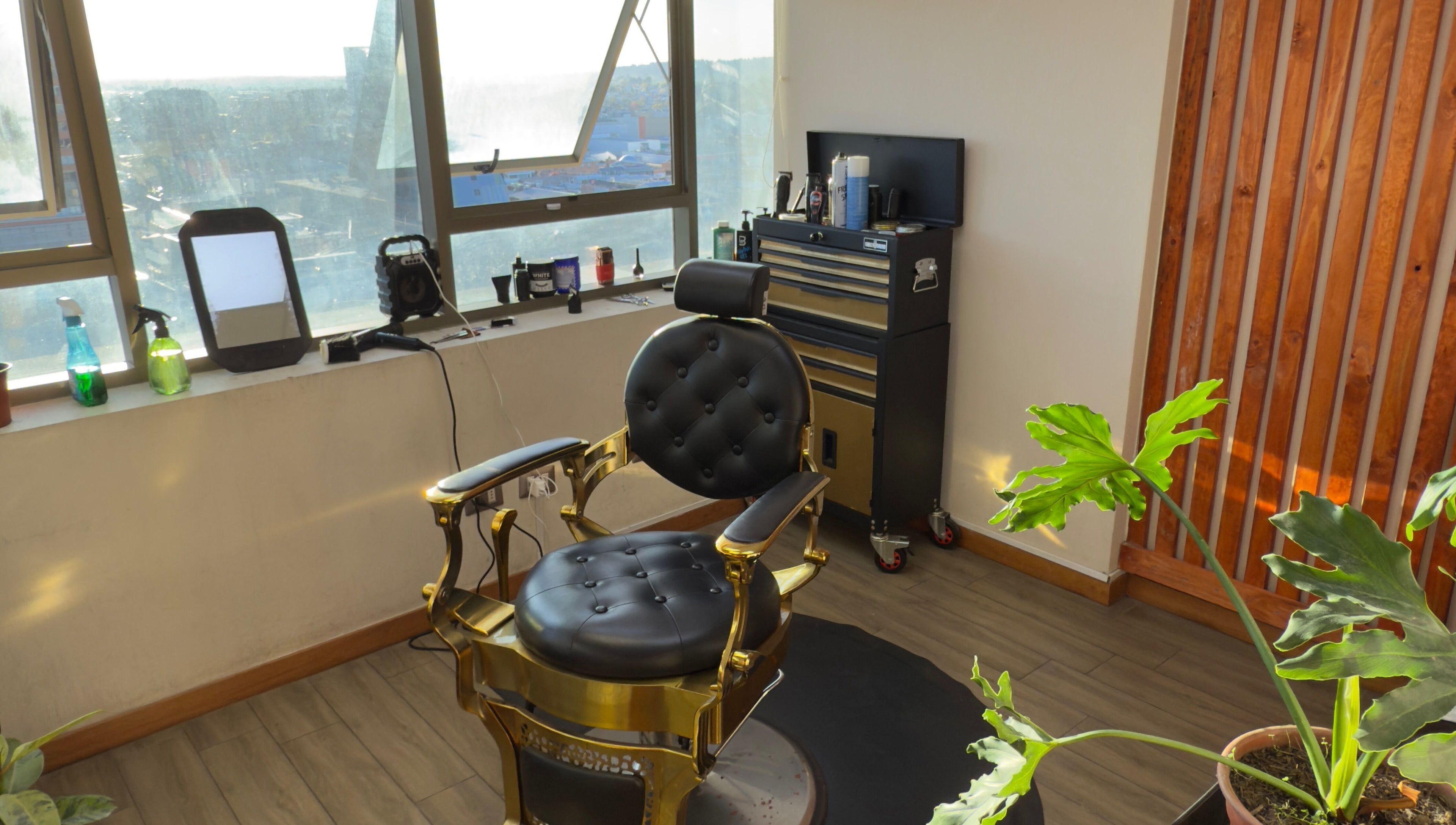 Silla de barbero elegante en FerxxoBarber, Los Ángeles, Bío Bío, CL.