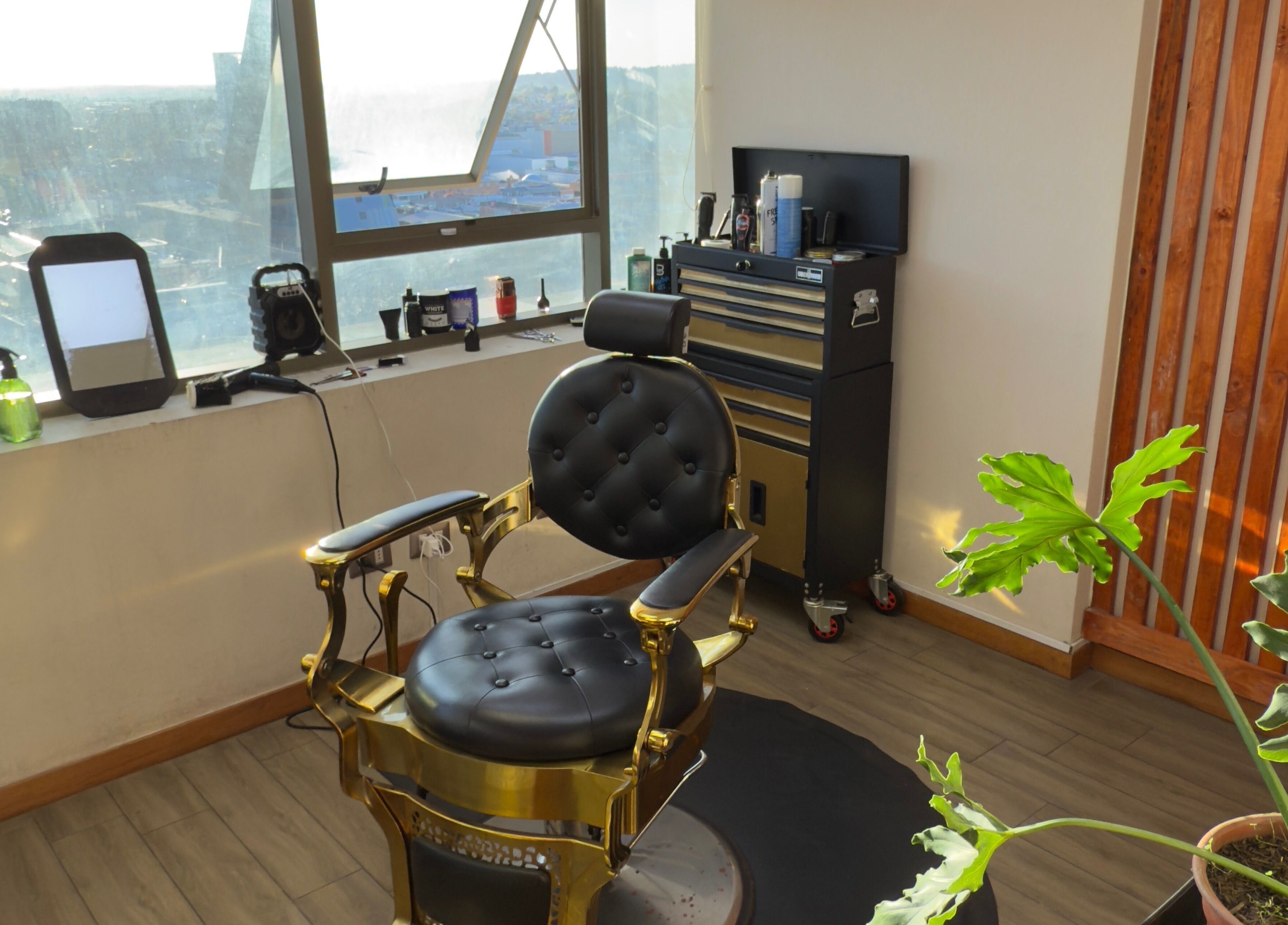 Silla de barbero elegante en FerxxoBarber, Los Ángeles, Bío Bío, CL.