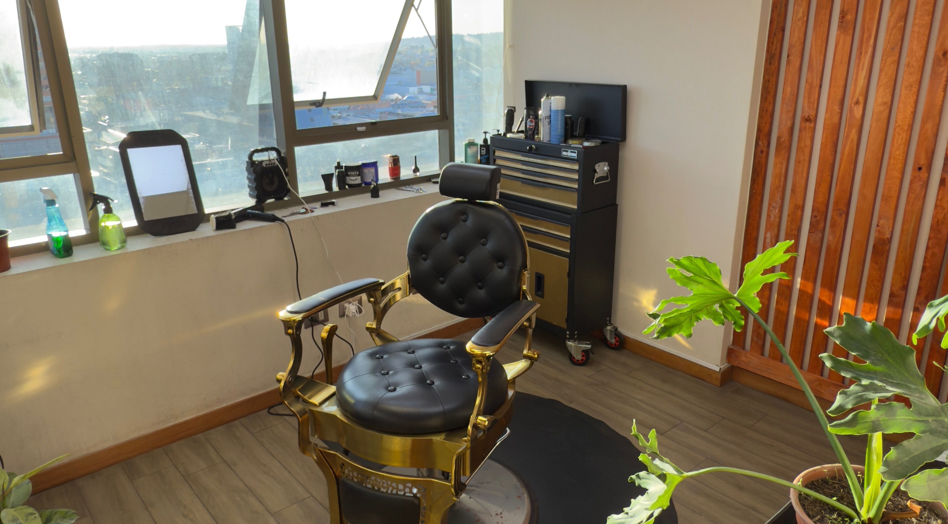 Silla de barbero elegante en FerxxoBarber, Los Ángeles, Bío Bío, CL.