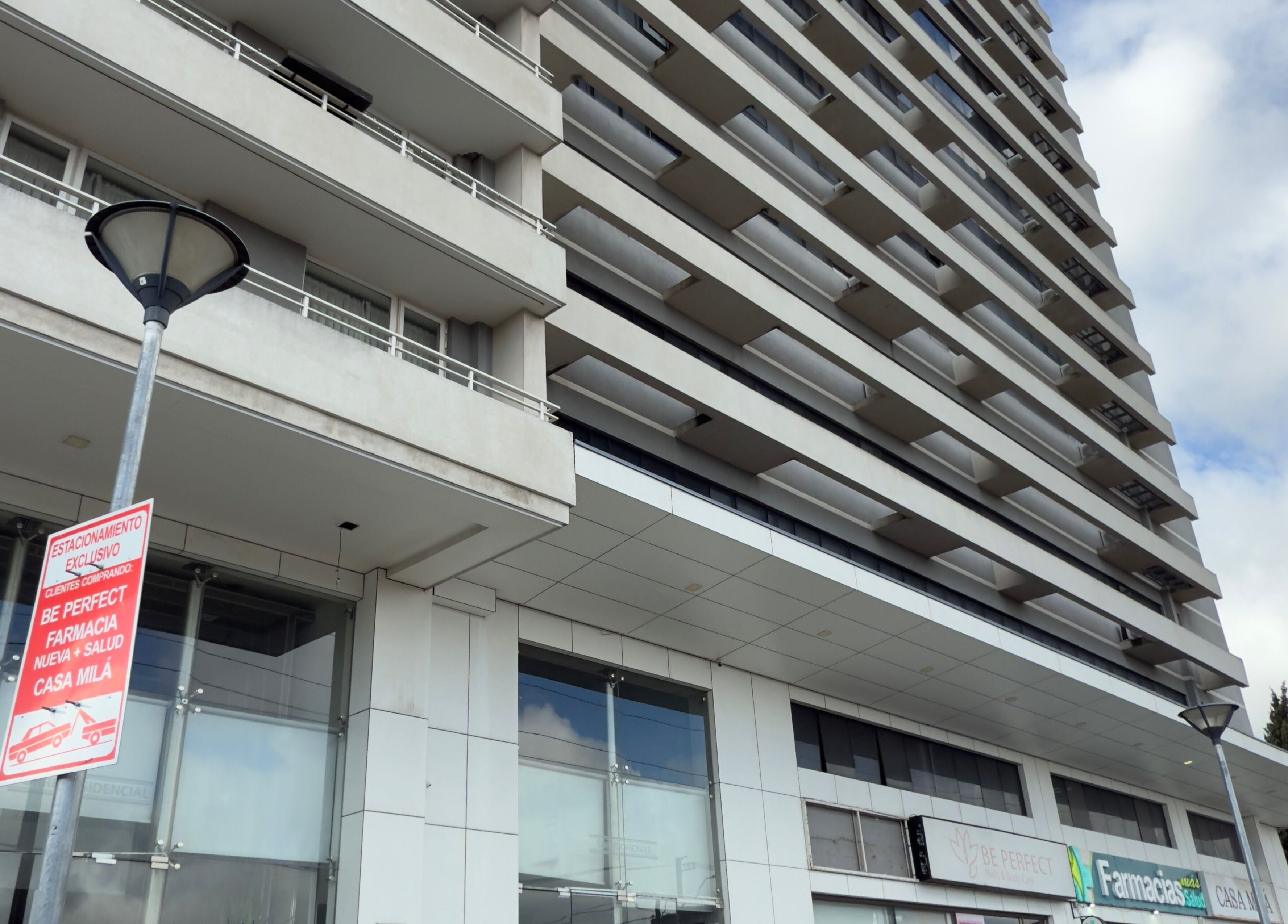 Fachada moderna del edificio en FerxxoBarber, Los Ángeles, Bío Bío, CL, destacando en la ciudad.