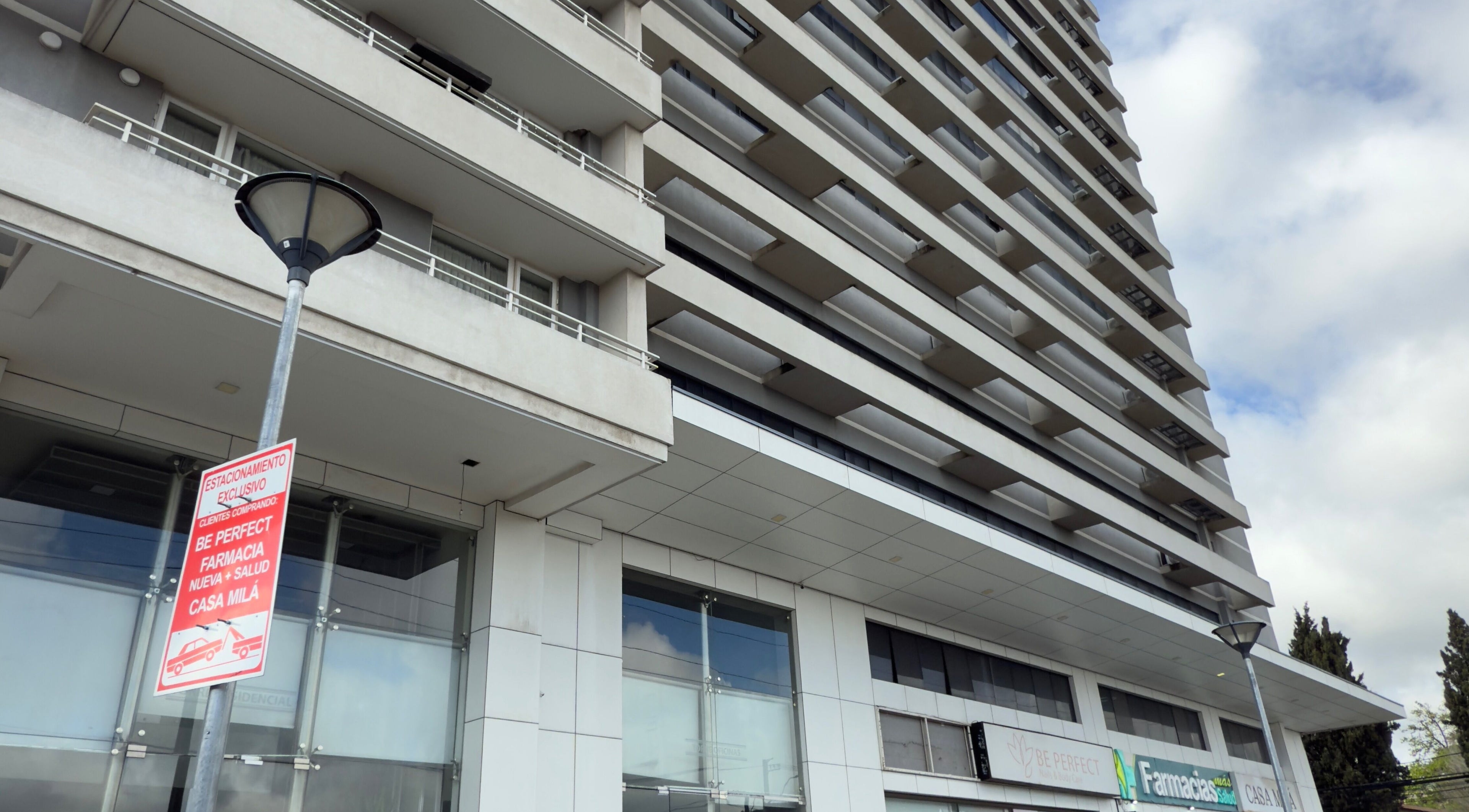 Fachada moderna del edificio en FerxxoBarber, Los Ángeles, Bío Bío, CL, destacando en la ciudad.