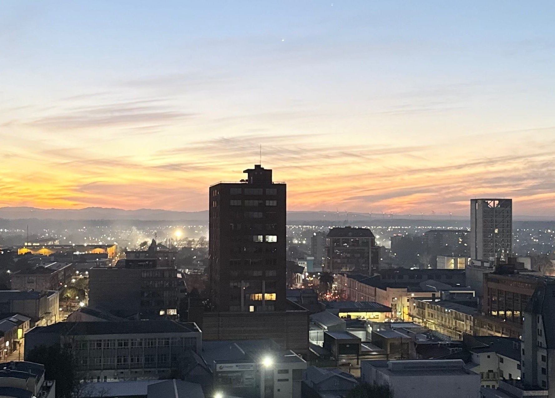 Vista al atardecer de Los Ángeles, Bío Bío, cerca de FerxxoBarber.