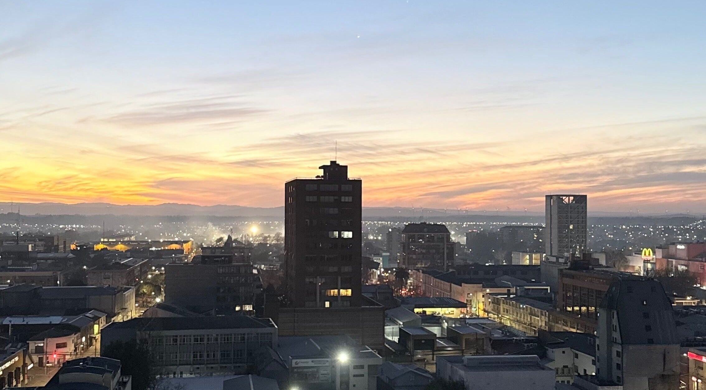Vista al atardecer de Los Ángeles, Bío Bío, cerca de FerxxoBarber.
