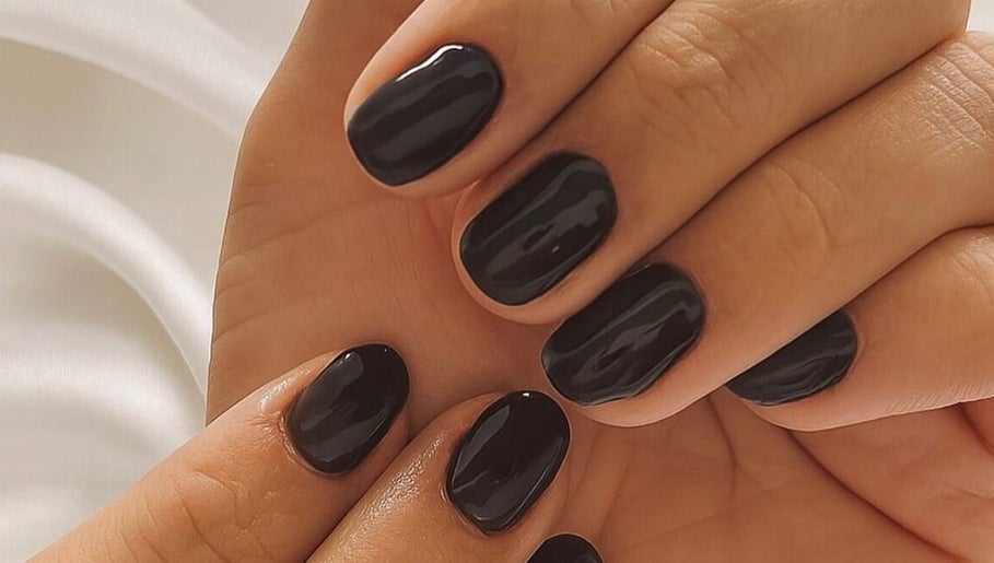 Elegant glossy black nails by Leticia Jameli | Nail design at Mermaid Beach, Queensland, AU.