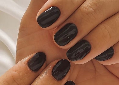 Elegant glossy black nails by Leticia Jameli | Nail design at Mermaid Beach, Queensland, AU.