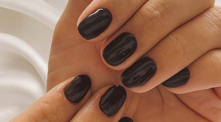 Elegant glossy black nails by Leticia Jameli | Nail design at Mermaid Beach, Queensland, AU.