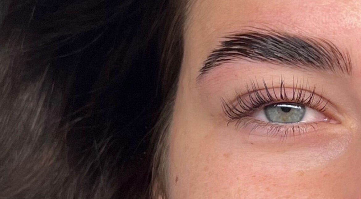 Detailní záběr na upravené obočí v Goddess Salon, Hradec Králové, Královéhradecký Kraj, CZ.