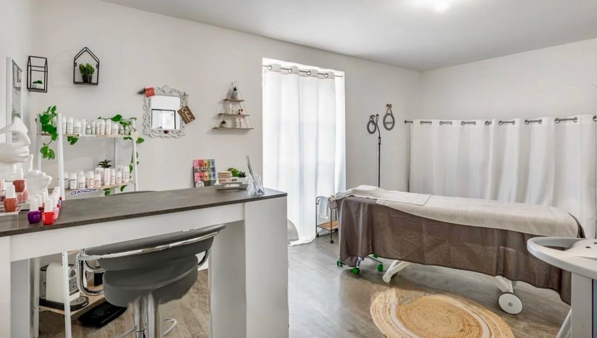 Salle de massage moderne à Sp Esthetique, Theuville, Île-de-France, FR avec lit de soins et produits beauté.