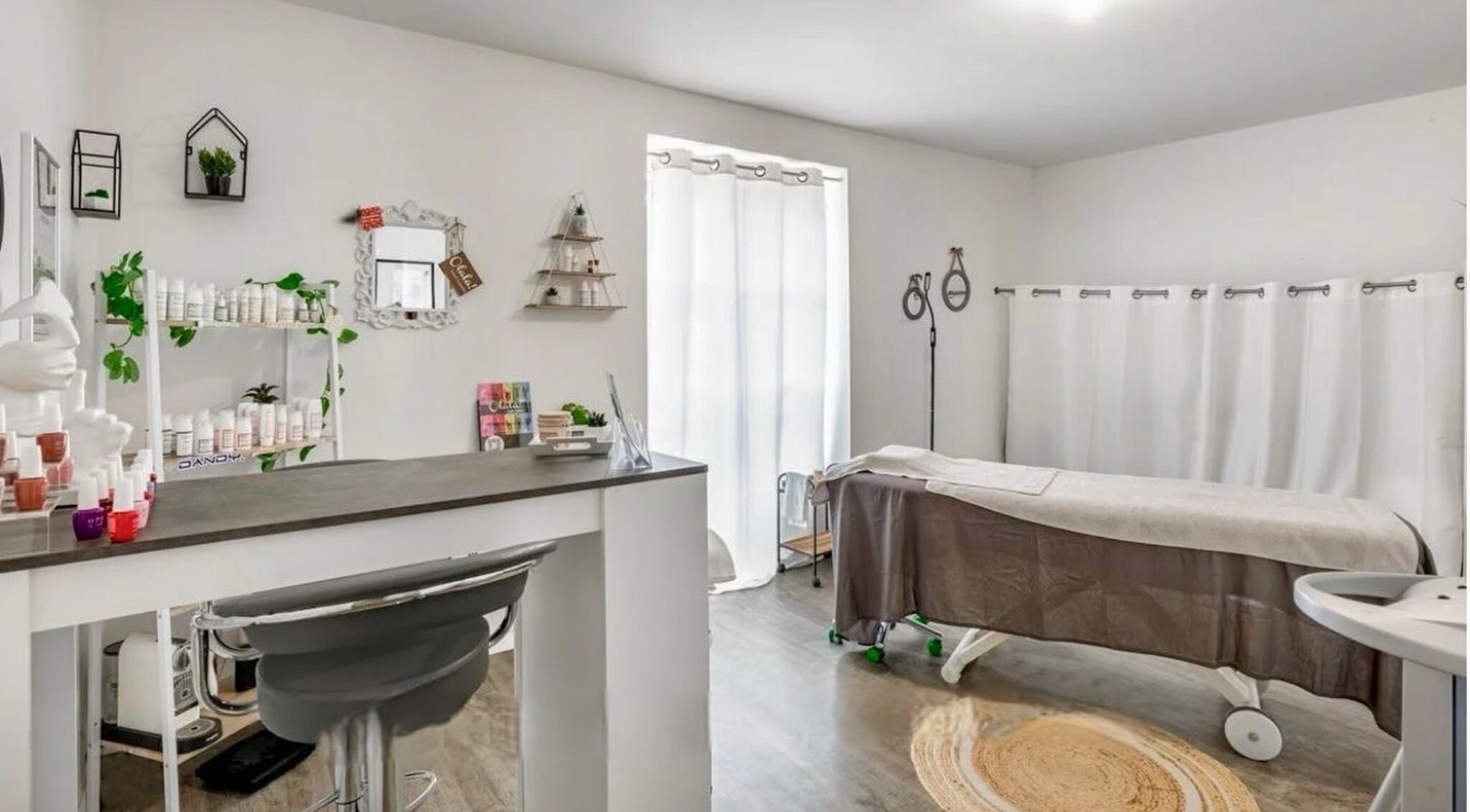 Salle de massage moderne à Sp Esthetique, Theuville, Île-de-France, FR avec lit de soins et produits beauté.