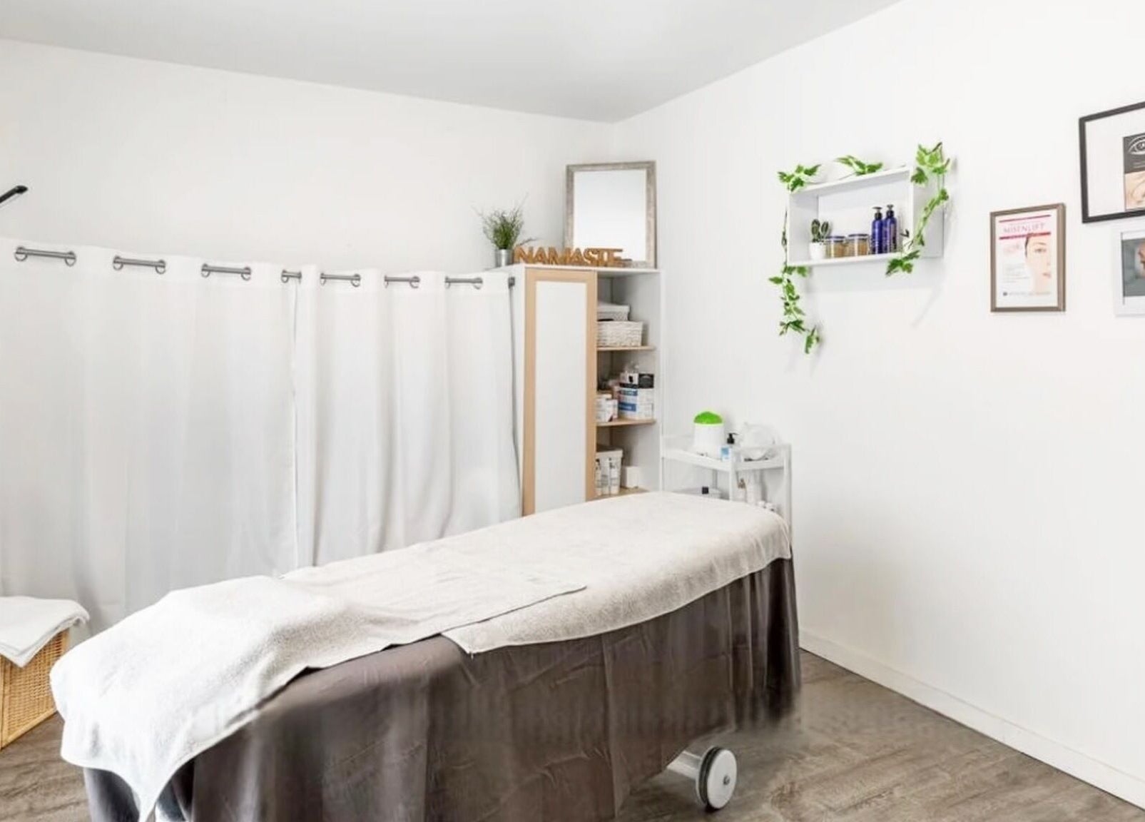 Salle de soins apaisante à Sp Esthetique, Theuville, Île-de-France, FR avec table et décor minimaliste.