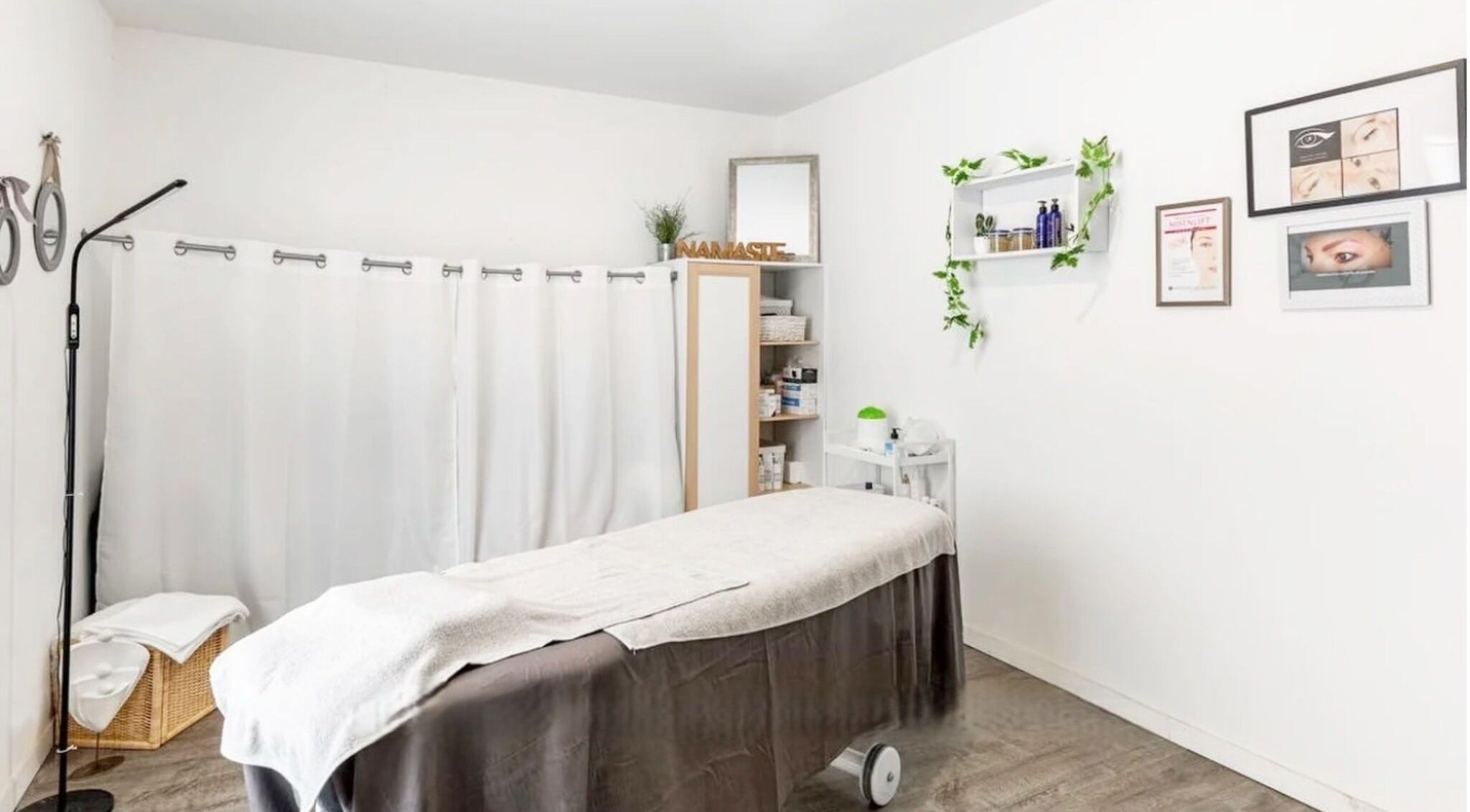 Salle de soins apaisante à Sp Esthetique, Theuville, Île-de-France, FR avec table et décor minimaliste.