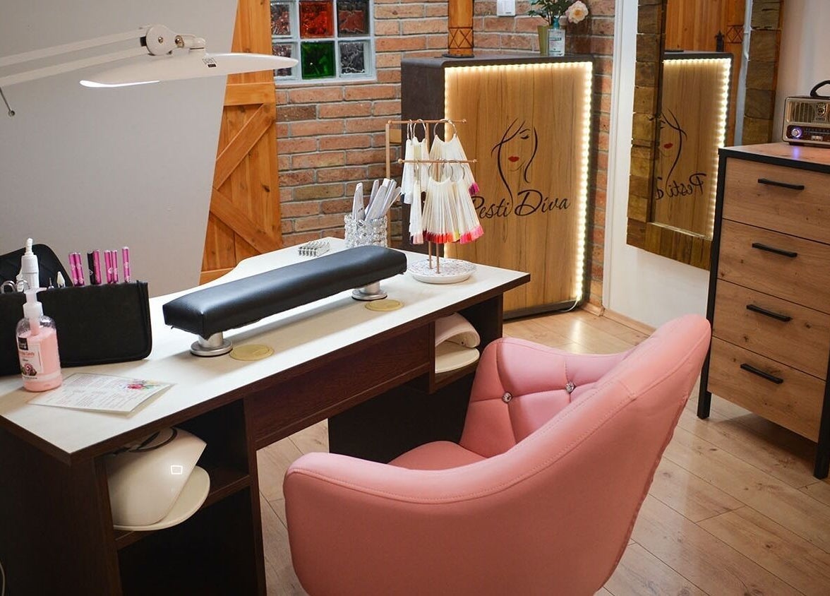 Elegáns manikűrasztal Pesti Díva Szépségszalonban, Budapest, Magyar, HU.