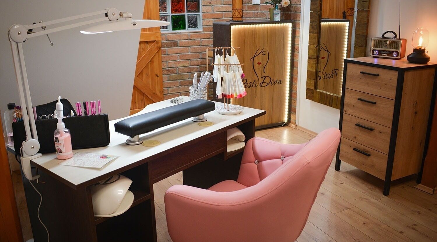 Elegáns manikűrasztal Pesti Díva Szépségszalonban, Budapest, Magyar, HU.