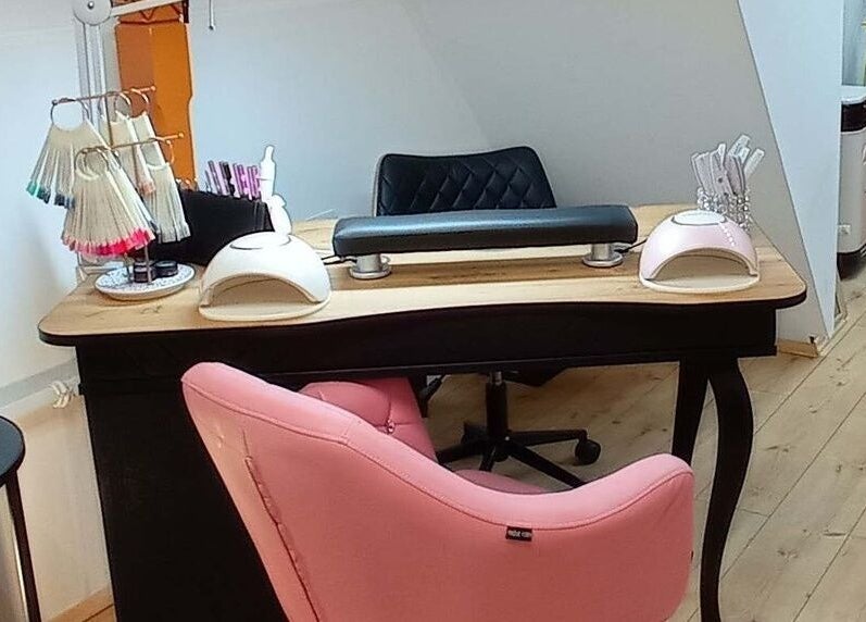 Körömszalon a Pesti Díva Szépségszalonban, Budapest, Magyar, HU. Kényelmes rózsaszín szék és modern eszközök.