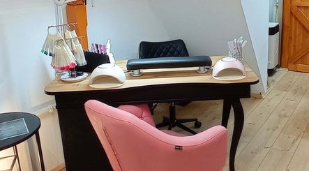 Körömszalon a Pesti Díva Szépségszalonban, Budapest, Magyar, HU. Kényelmes rózsaszín szék és modern eszközök.
