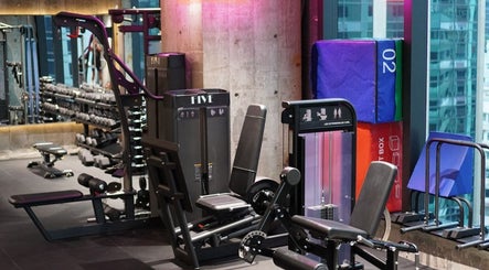 Modern gym equipment at Aura Athletics in 香港島, 香港島, HK for fitness enthusiasts.