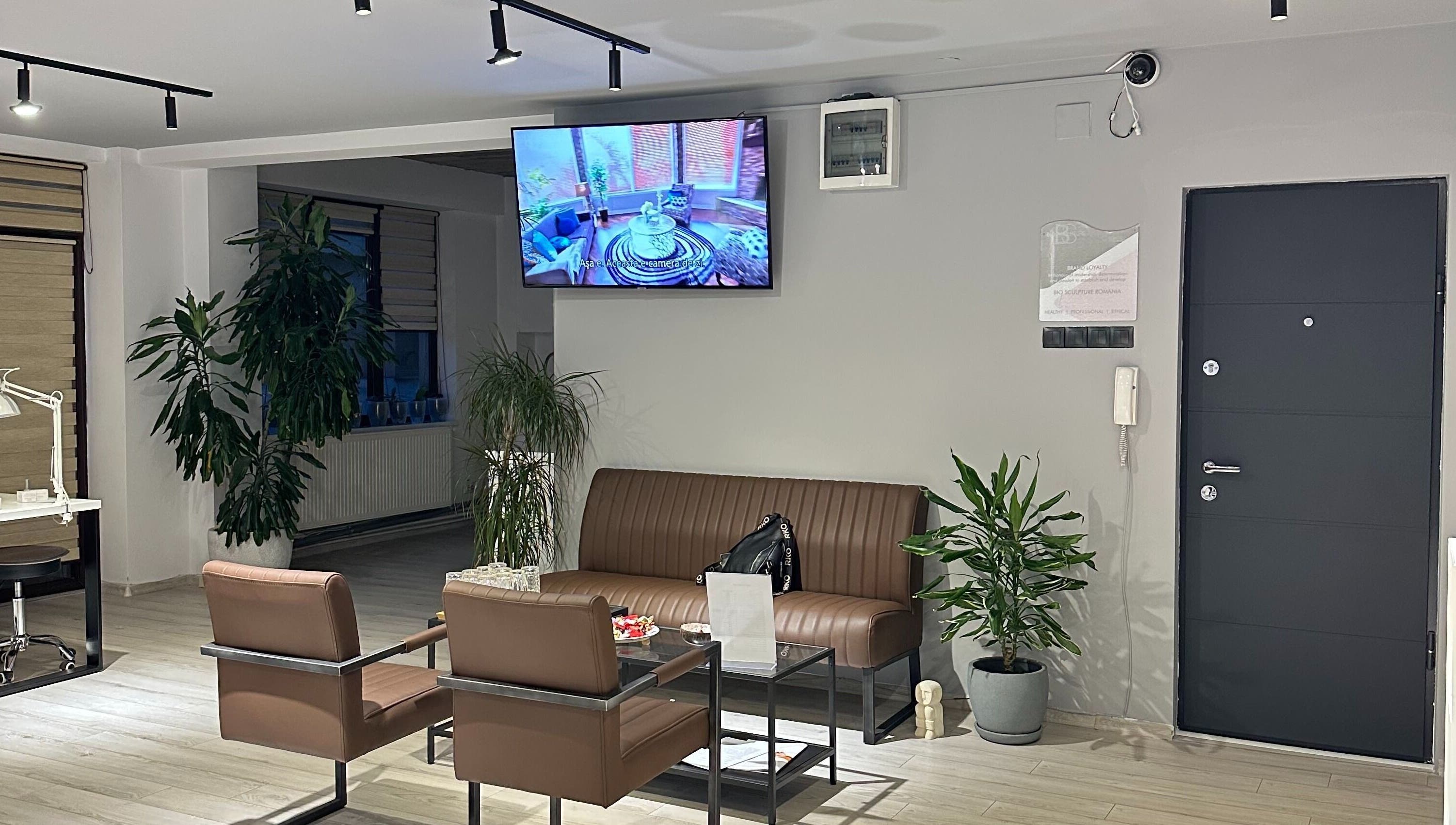 Zona recepție elegantă la NAILTREAT SALON din București, București, RO, cu fotolii și plante decorative.