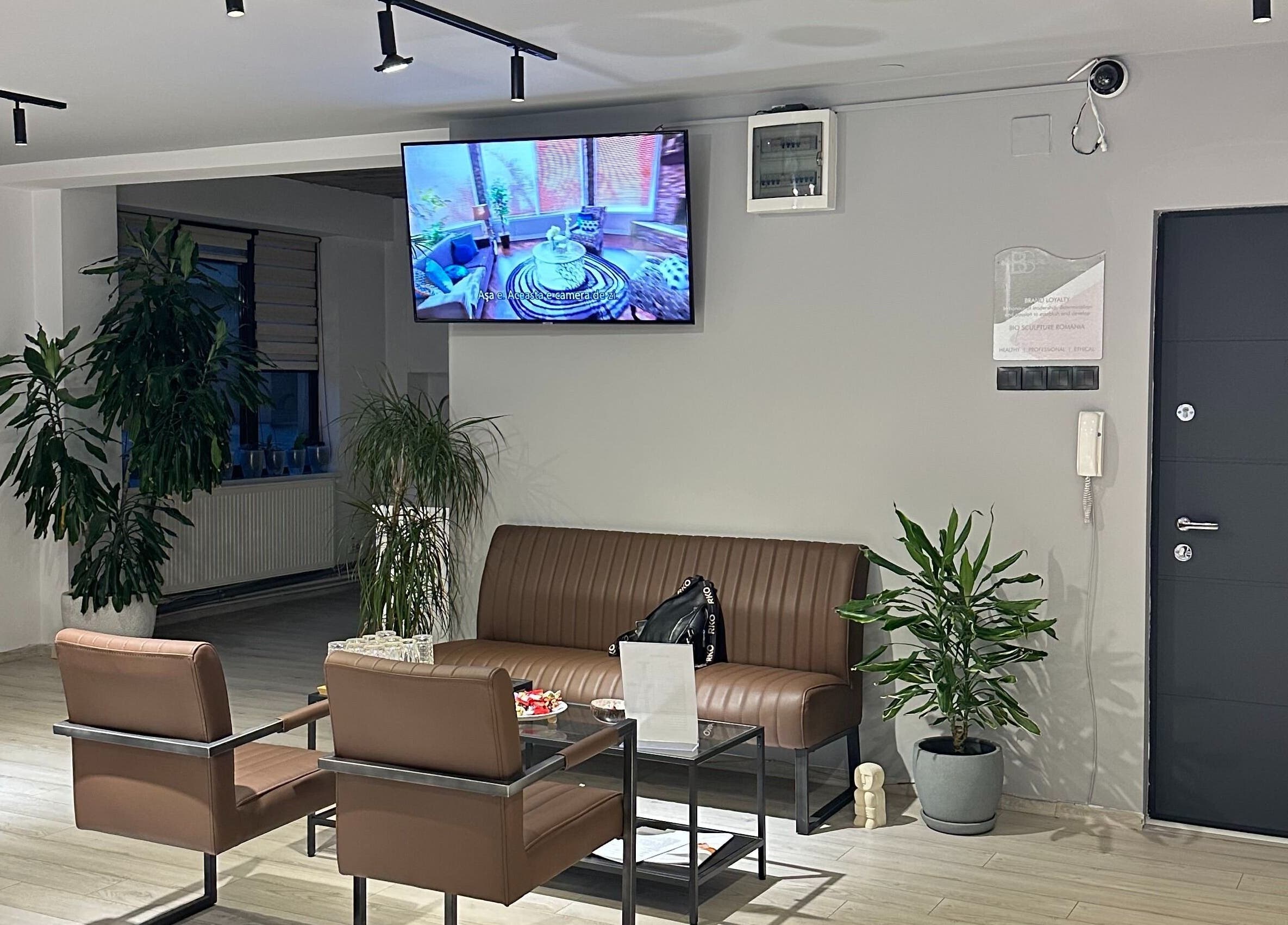 Zona recepție elegantă la NAILTREAT SALON din București, București, RO, cu fotolii și plante decorative.