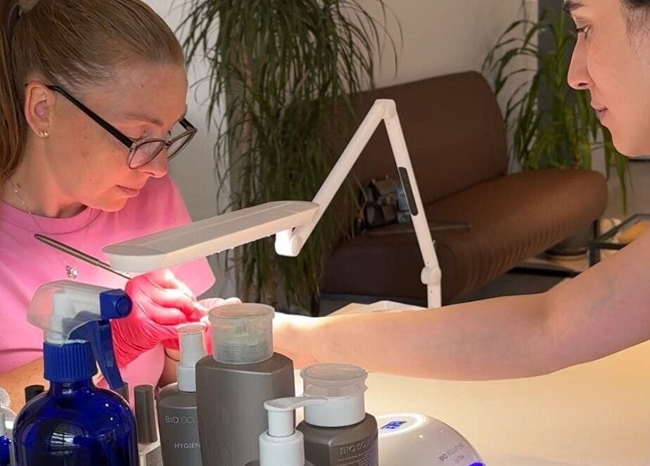 Expert manichiură la NAILTREAT SALON, București, București, RO aplică tratament pentru unghii profesionale.