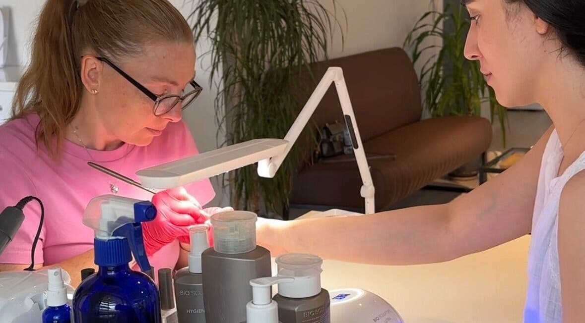 Expert manichiură la NAILTREAT SALON, București, București, RO aplică tratament pentru unghii profesionale.