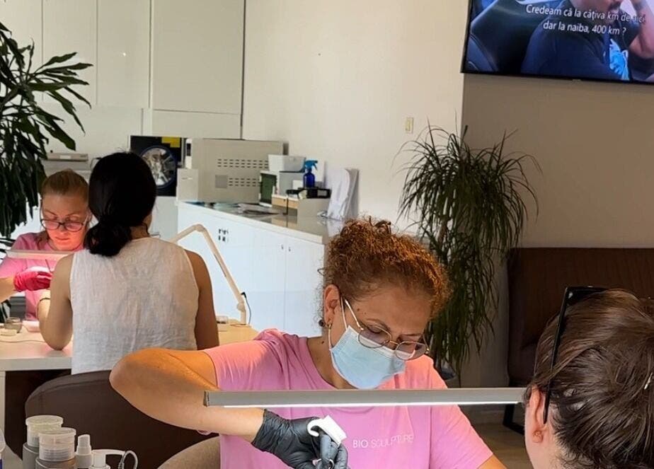 Specialist oferind manichiură la NAILTREAT SALON, București, București, RO, în ambianță modernă.