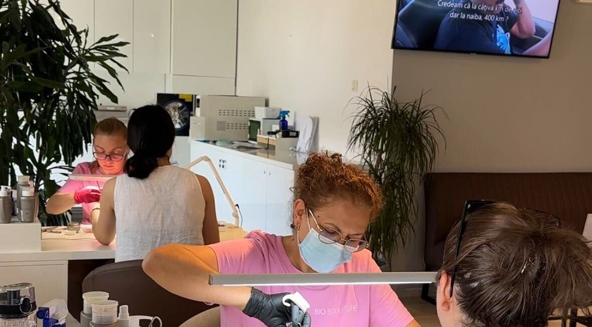 Specialist oferind manichiură la NAILTREAT SALON, București, București, RO, în ambianță modernă.