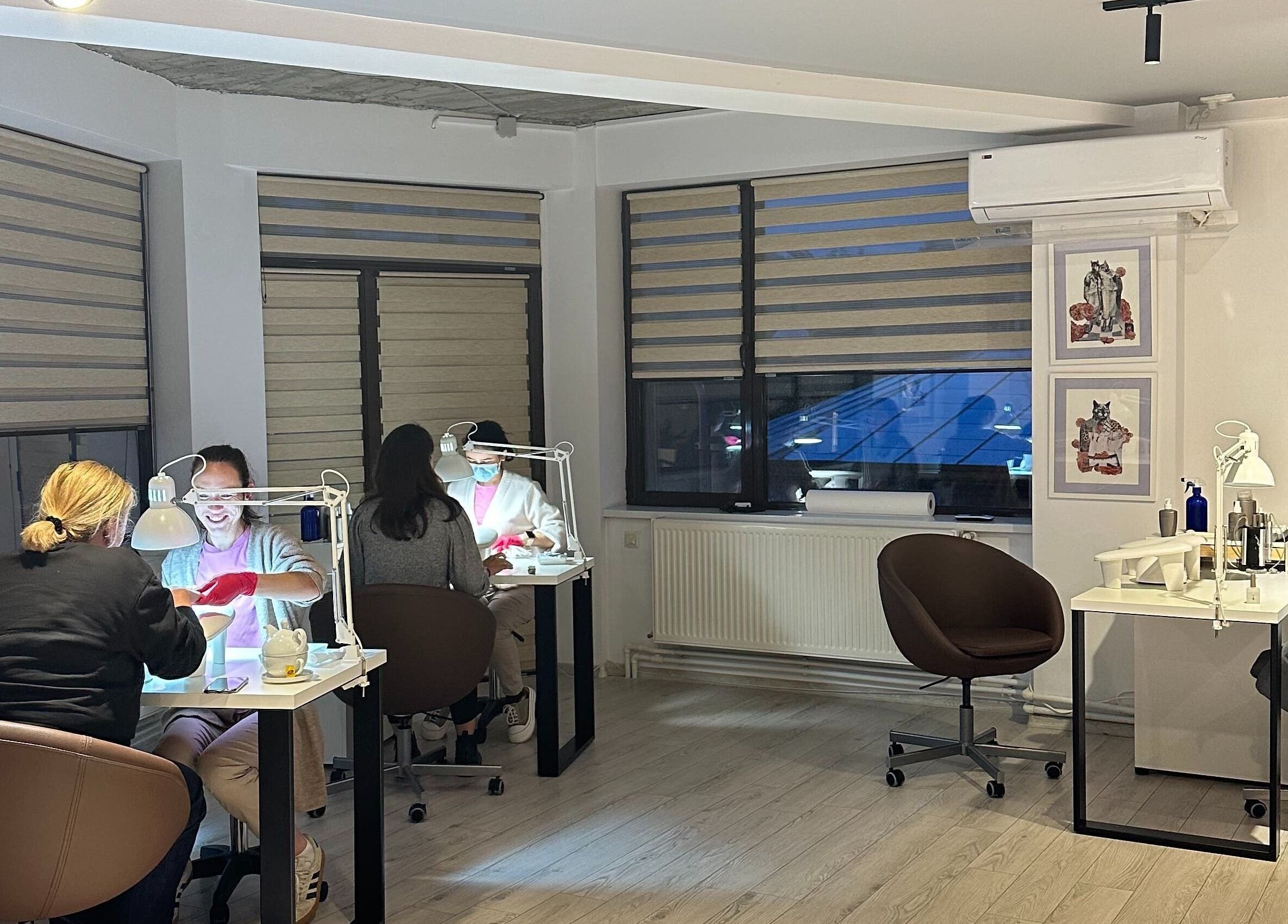 Servicii de manichiură la NAILTREAT SALON în București, București, RO, într-un salon modern și primitor.