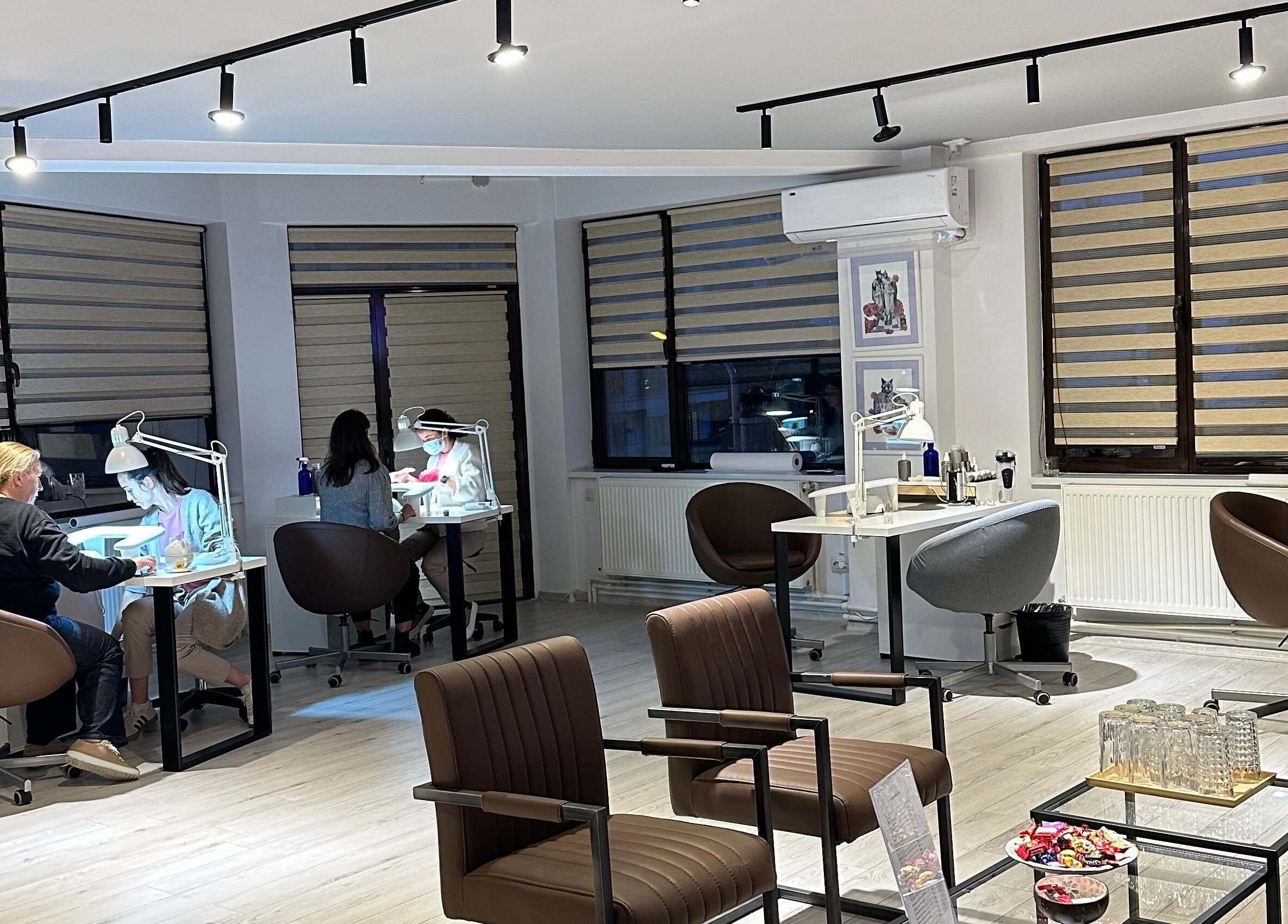 NAILTREAT SALON București, RO oferă un spațiu elegant pentru unghii într-un decor modern și confortabil.