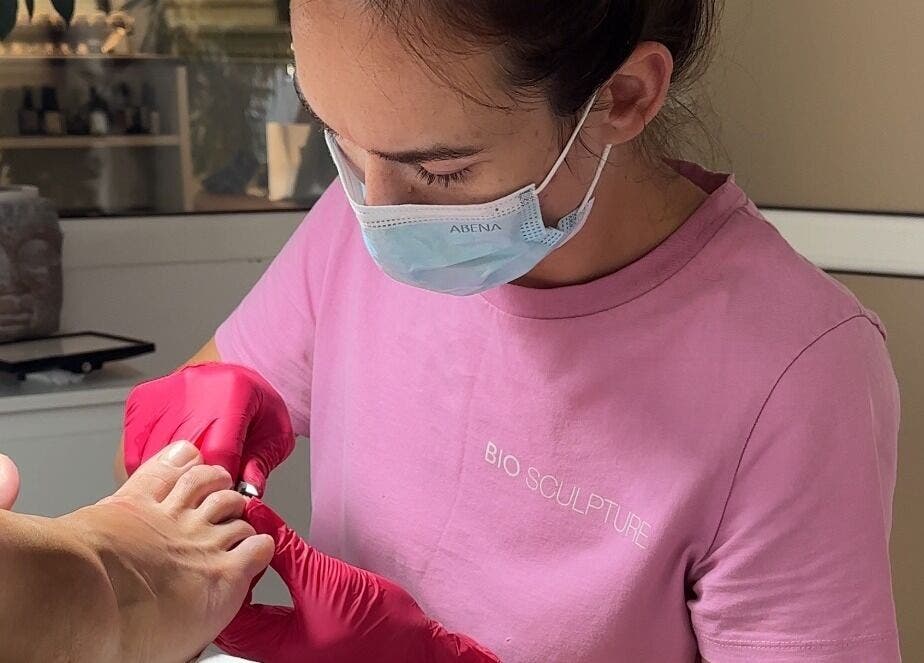 Specialist realizând pedichiură la NAILTREAT SALON, București, București, RO.