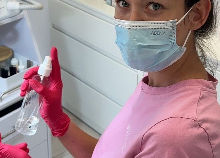 Specialist cu mască și mănuși la NAILTREAT SALON, București, București, RO