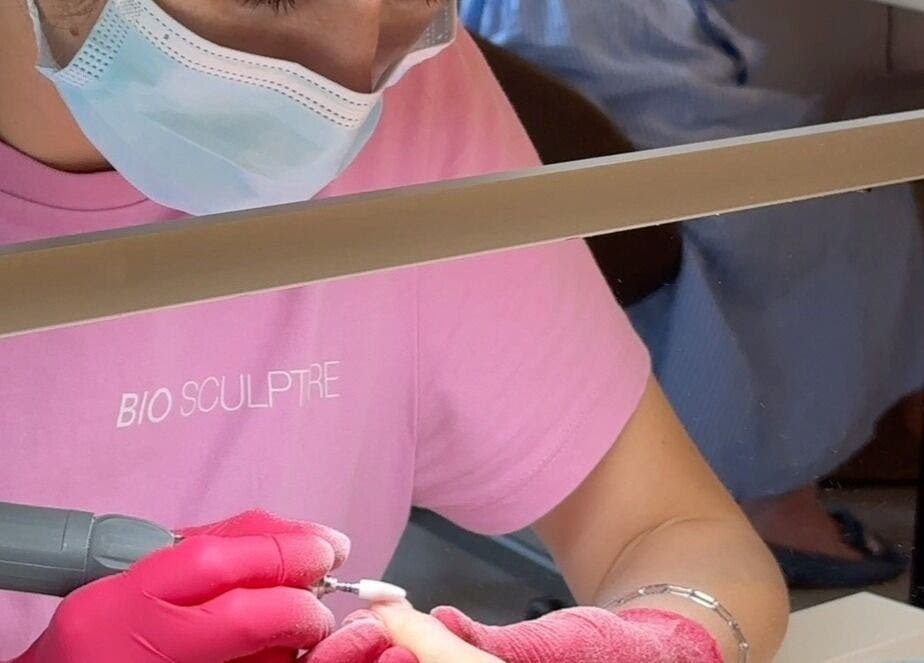 Tehnician la NAILTREAT SALON București, București, RO aplicând oja cu grijă.