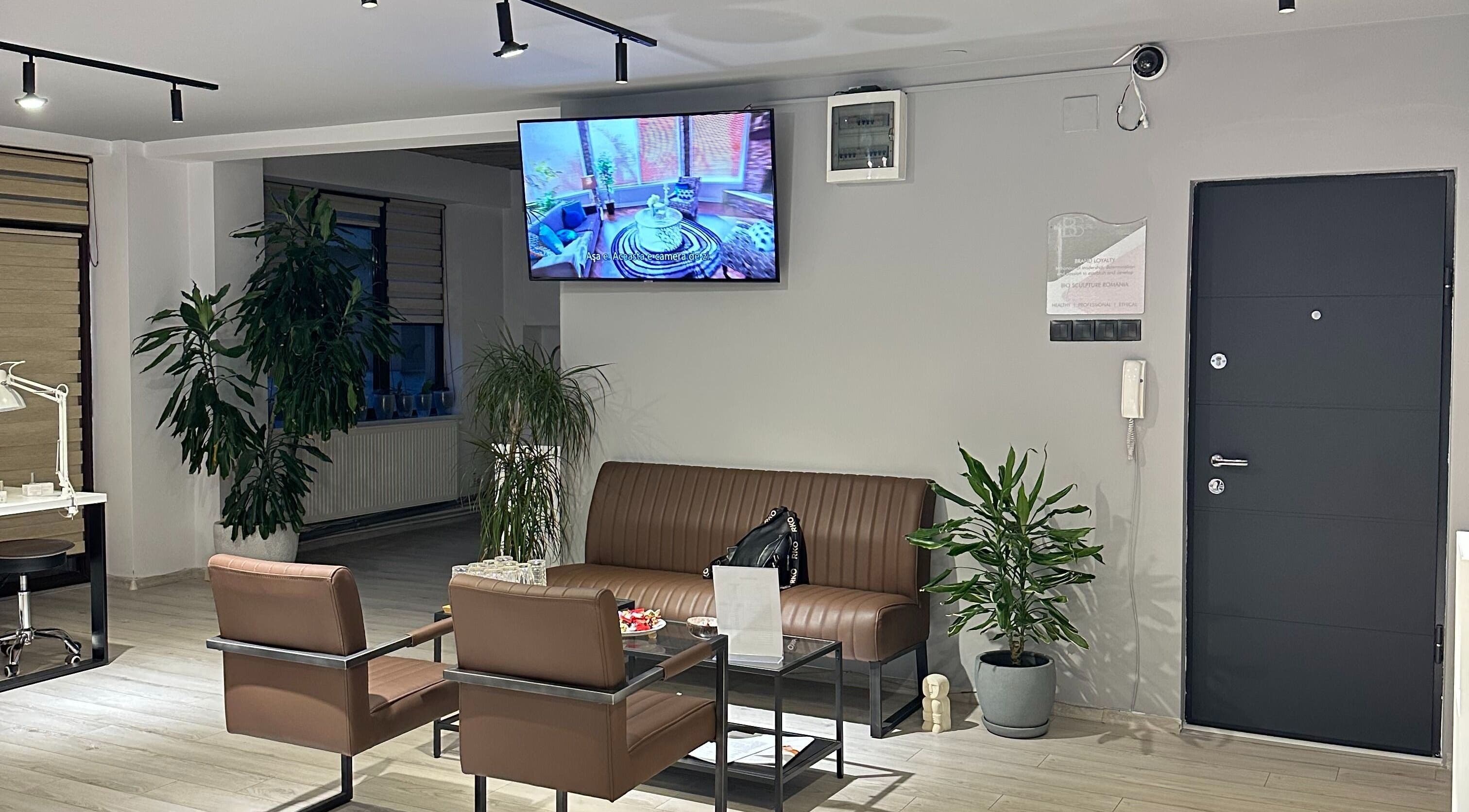 Lounge modern și confortabil la Nailtreat, București, București, RO, cu mobilier elegant și plante verzi.