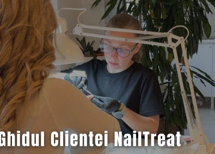 Specialist la Nailtreat din București oferind servicii de manichiură clienților.