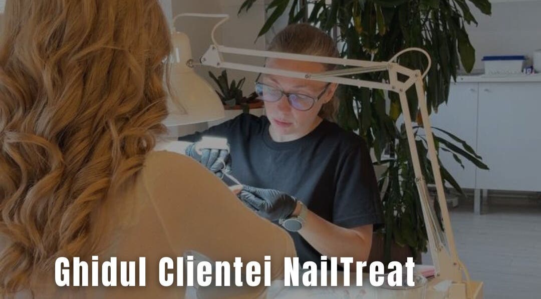 Specialist la Nailtreat din București oferind servicii de manichiură clienților.