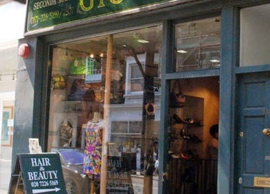 Exterior of Jenelle Thompson hair @ Giovanni’s in London, England, GB showcasing a stylish entrance.