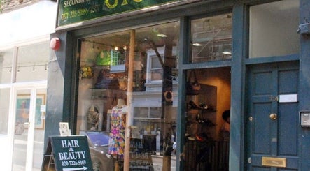 Exterior of Jenelle Thompson hair @ Giovanni’s in London, England, GB showcasing a stylish entrance.