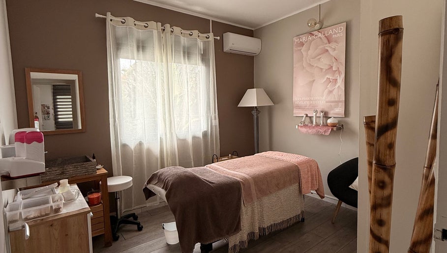 Salle de soins paisible à Instant Bonheur, Le Tampon, Saint-pierre, RE, avec table de massage élégante.