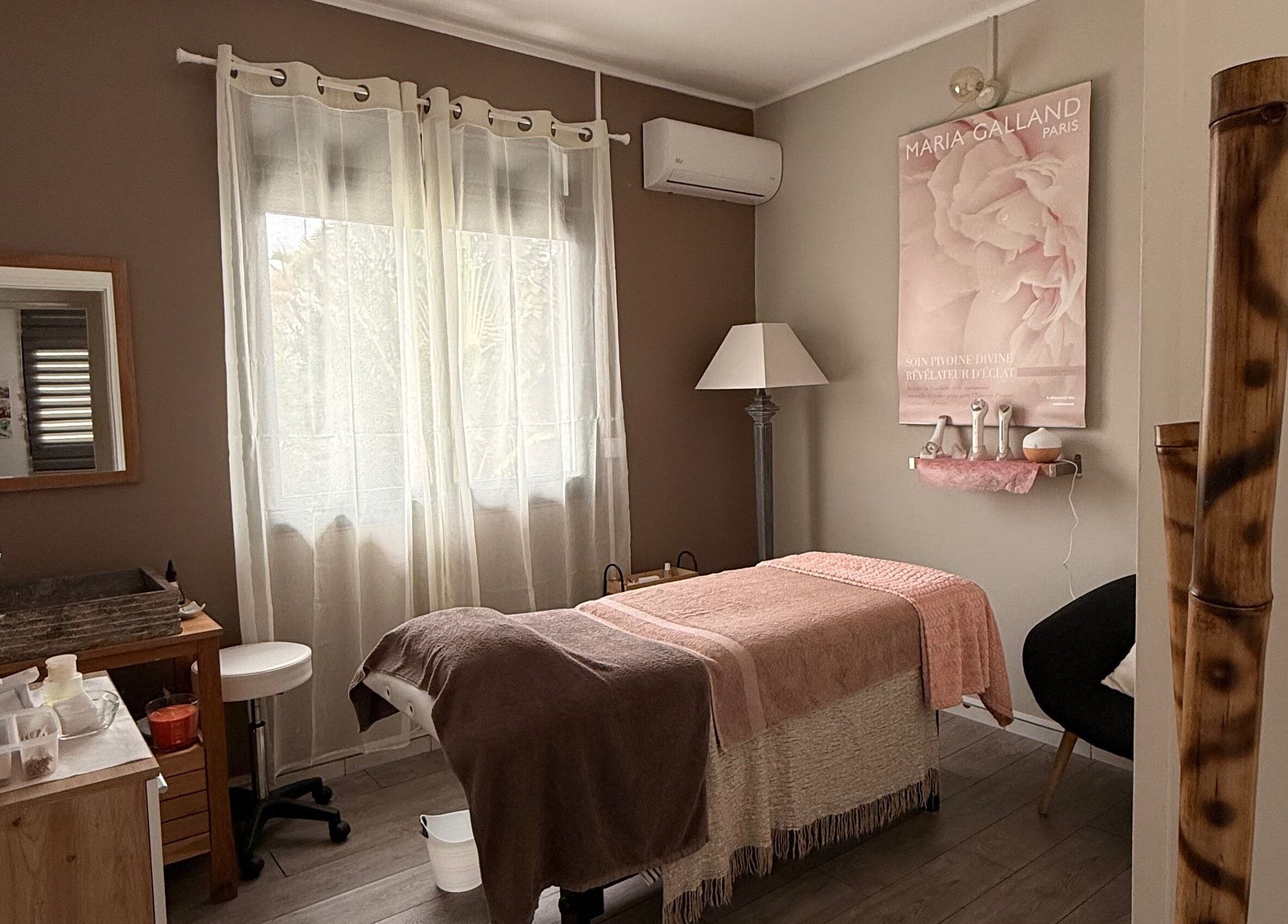 Salle de soins paisible à Instant Bonheur, Le Tampon, Saint-pierre, RE, avec table de massage élégante.