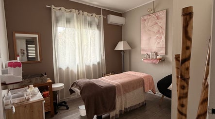 Salle de soins paisible à Instant Bonheur, Le Tampon, Saint-pierre, RE, avec table de massage élégante.