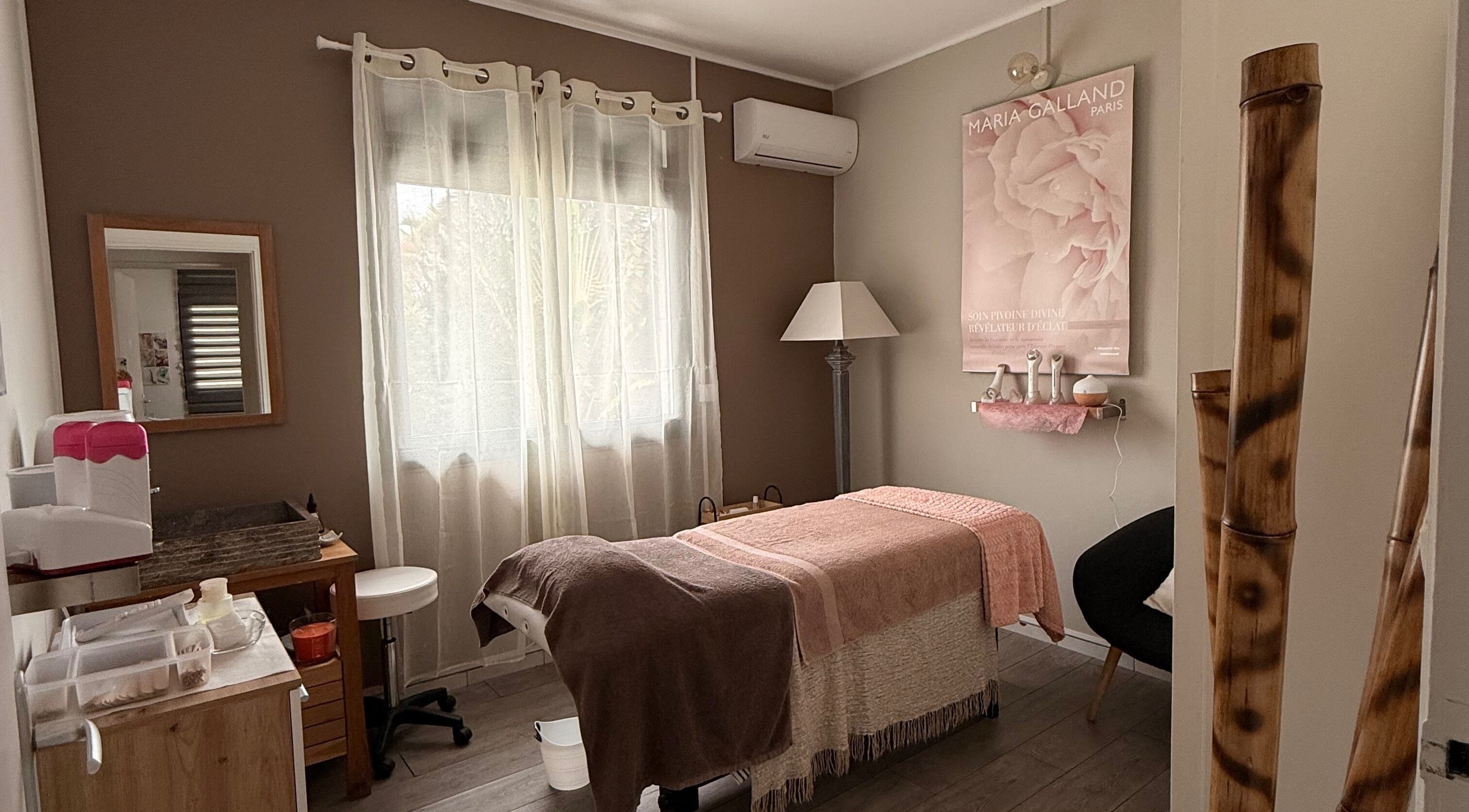 Salle de soins paisible à Instant Bonheur, Le Tampon, Saint-pierre, RE, avec table de massage élégante.