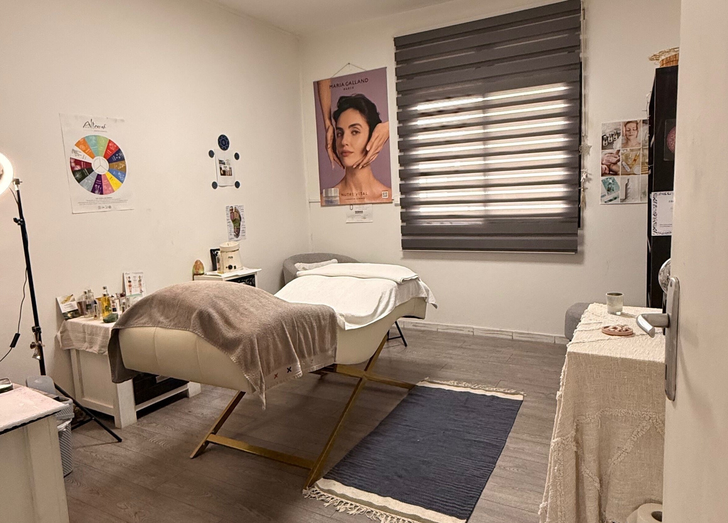 Salle de soins paisible à Instant Bonheur, Le Tampon, Saint-pierre, RE, avec table de massage.