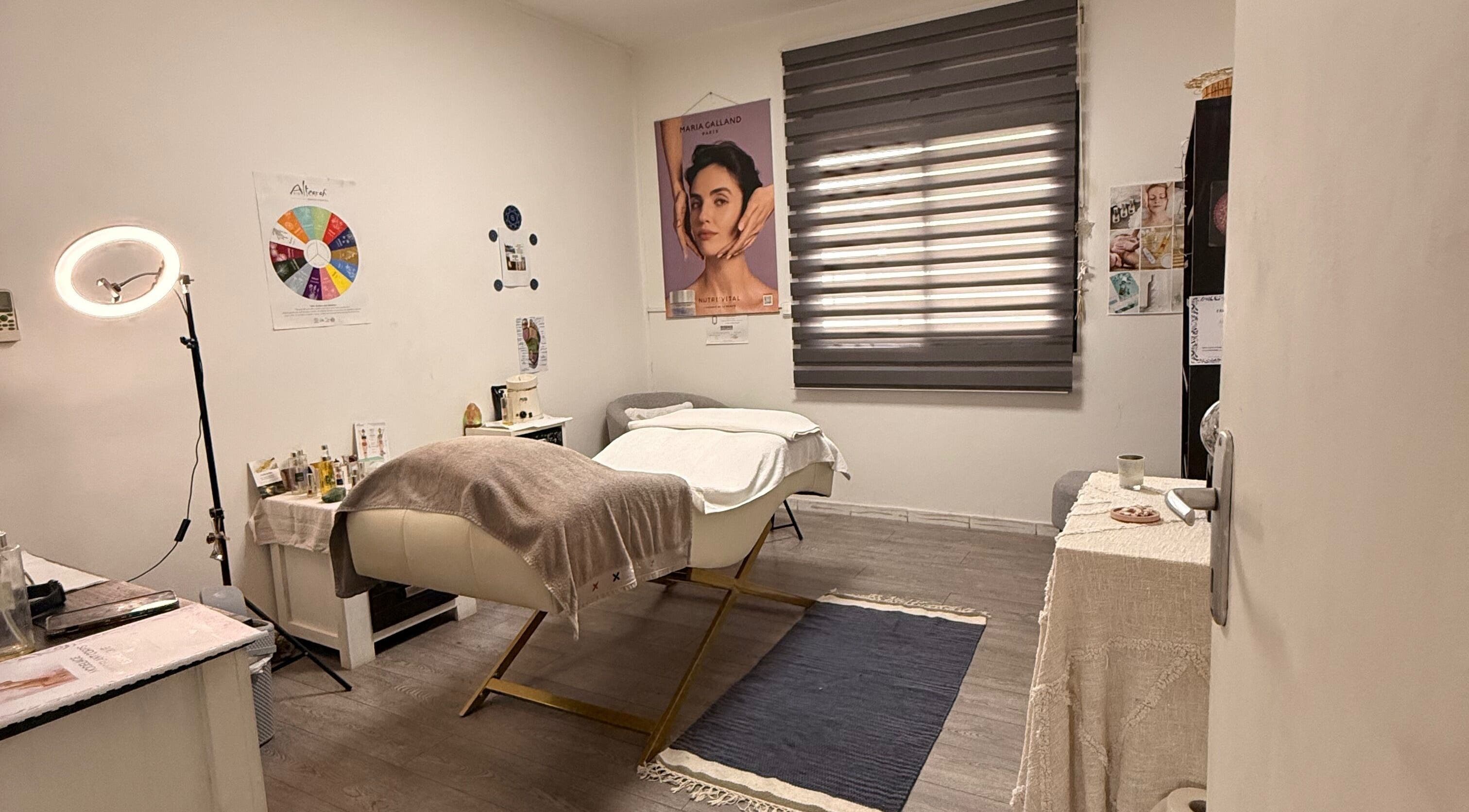 Salle de soins paisible à Instant Bonheur, Le Tampon, Saint-pierre, RE, avec table de massage.