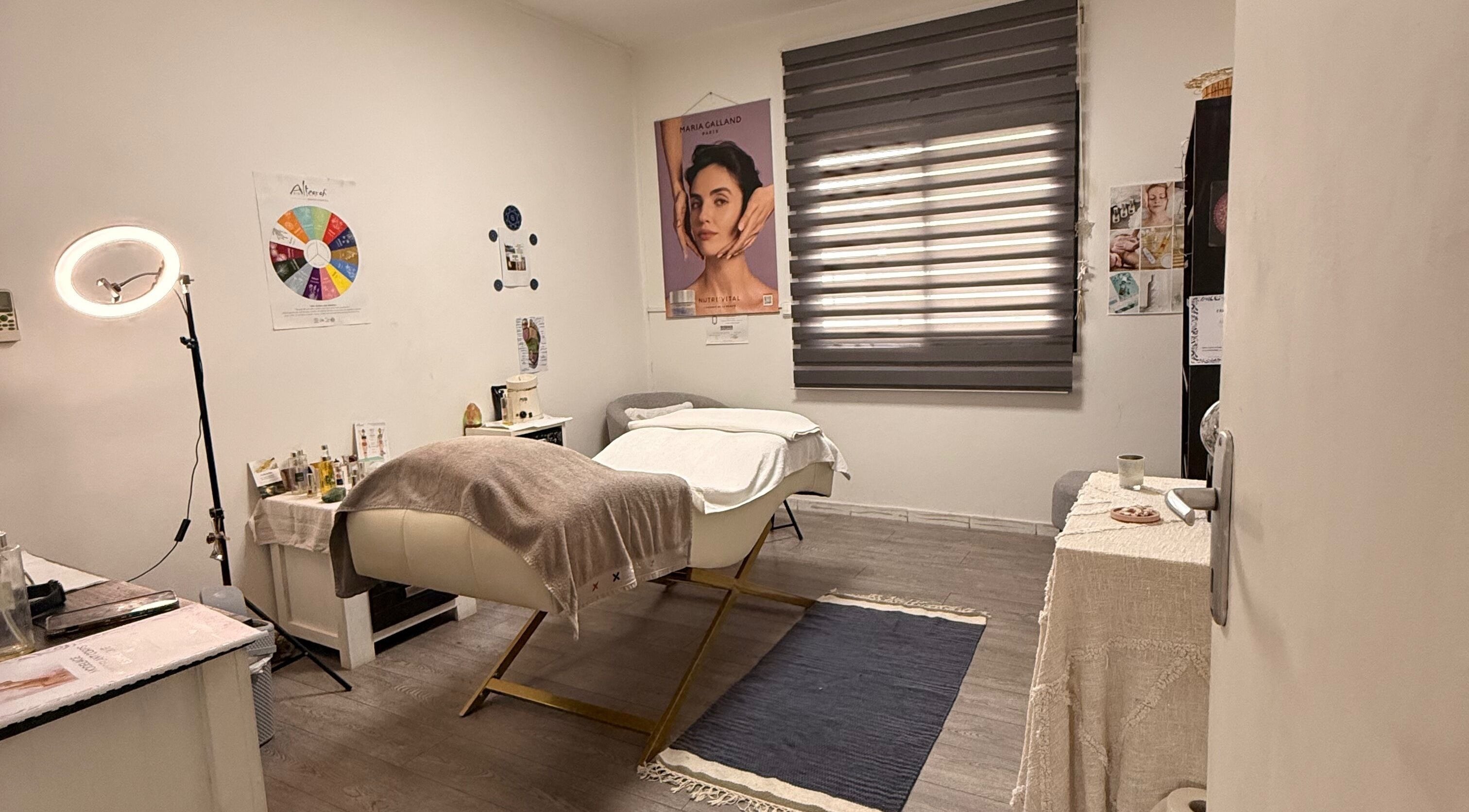 Salle de soins paisible à Instant Bonheur, Le Tampon, Saint-pierre, RE, avec table de massage.