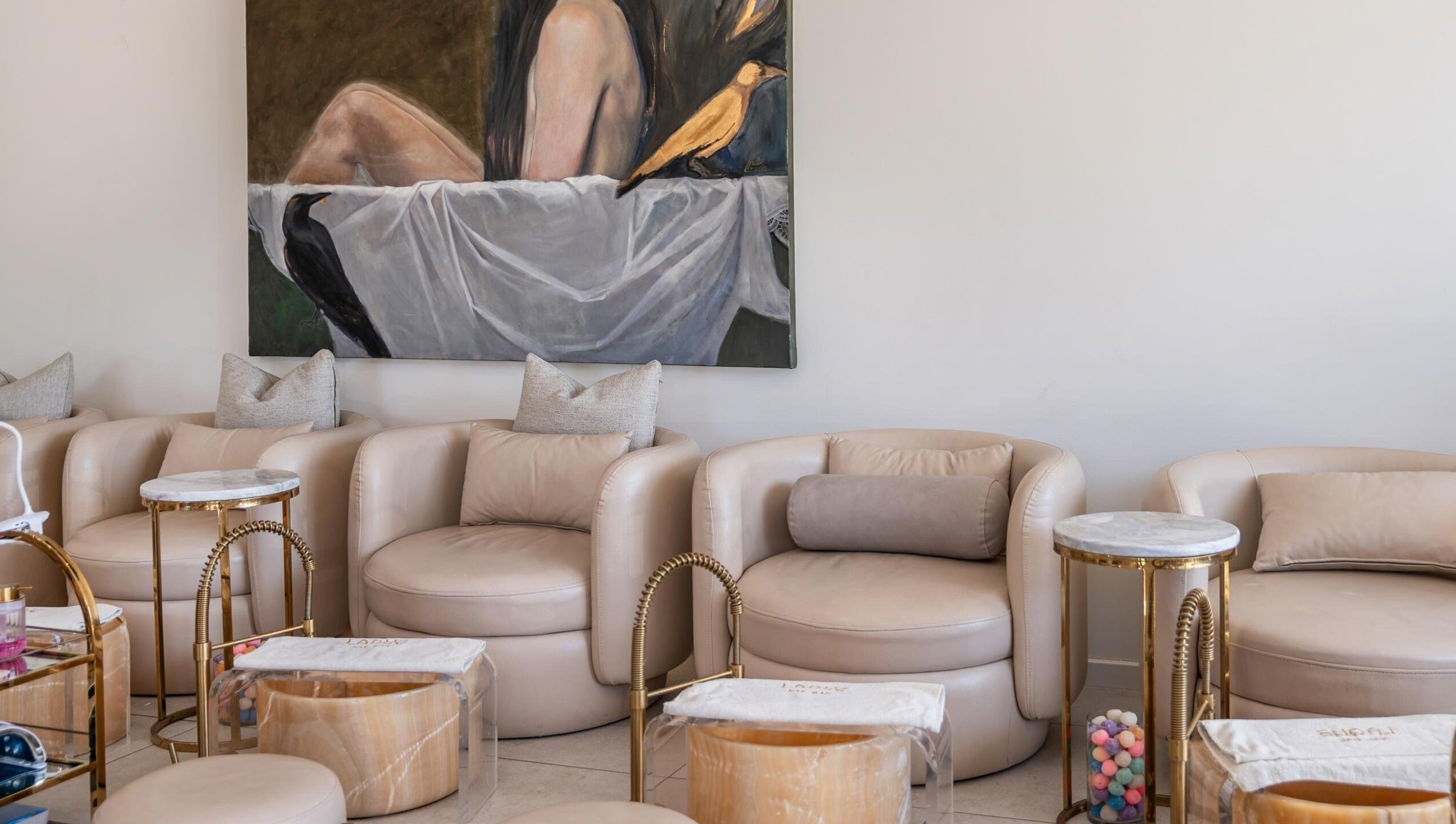 Luxurious seating area at Laque Collective Ladies Salon in Dubai, Dubai, AE with plush chairs and stylish decor.